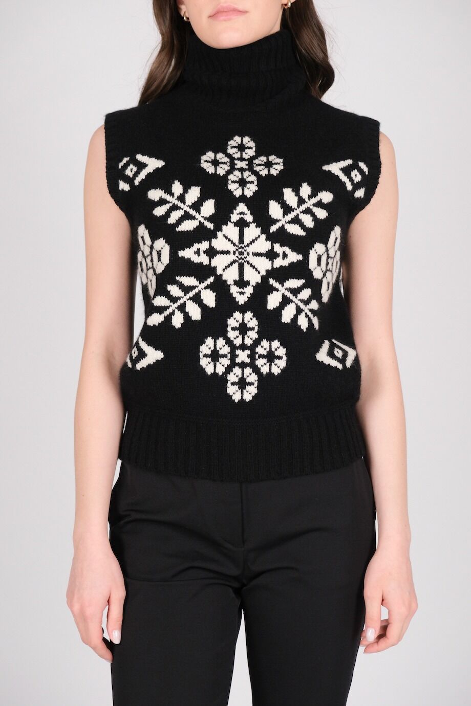 image 1 Водолазка черного цвета с белым орнаментом без рукавов