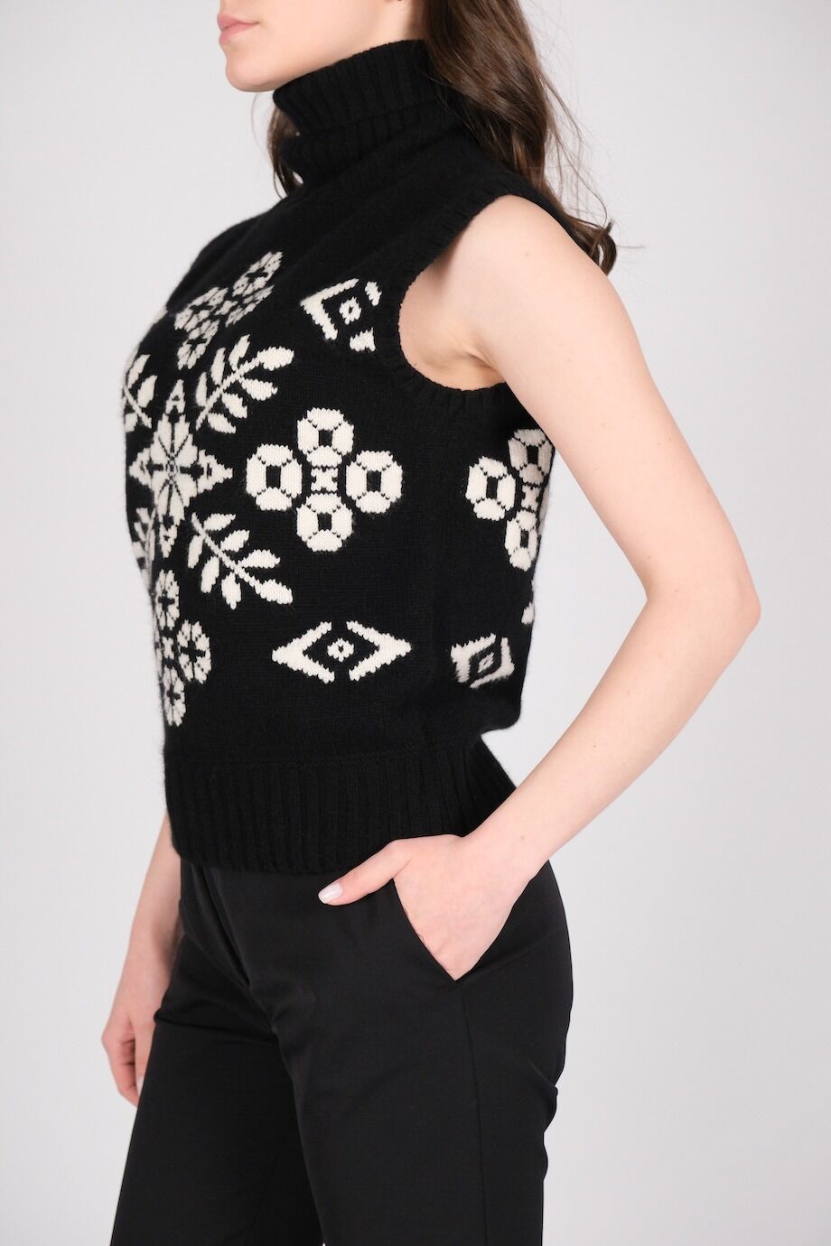 image 2 Водолазка черного цвета с белым орнаментом без рукавов
