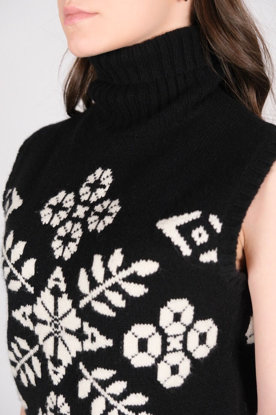 image 4 Водолазка черного цвета с белым орнаментом без рукавов
