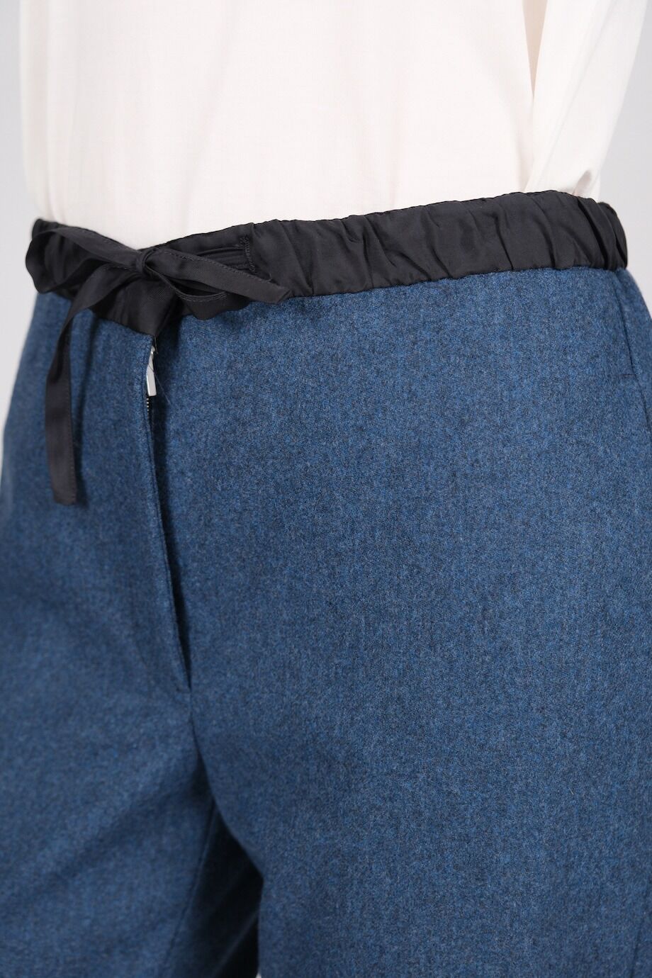 image 5 Брюки из фактурной шерсти синего цвета на поясе-резинке