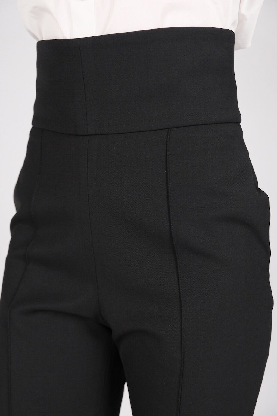 image 5 Брюки зауженного кроя черного цвета с высоким поясом