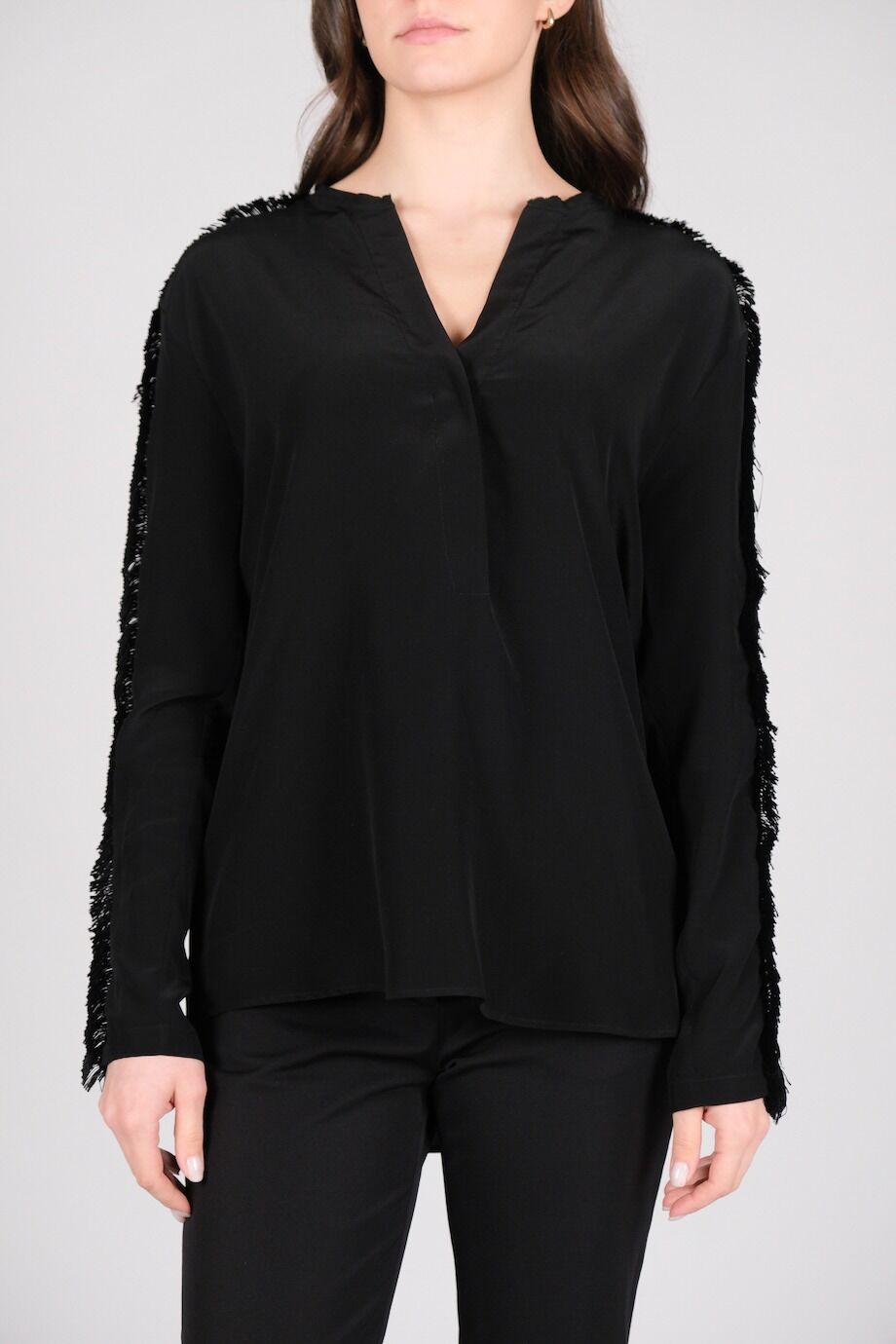 image 1 Шёлковая блуза чёрного цвета с бахромой