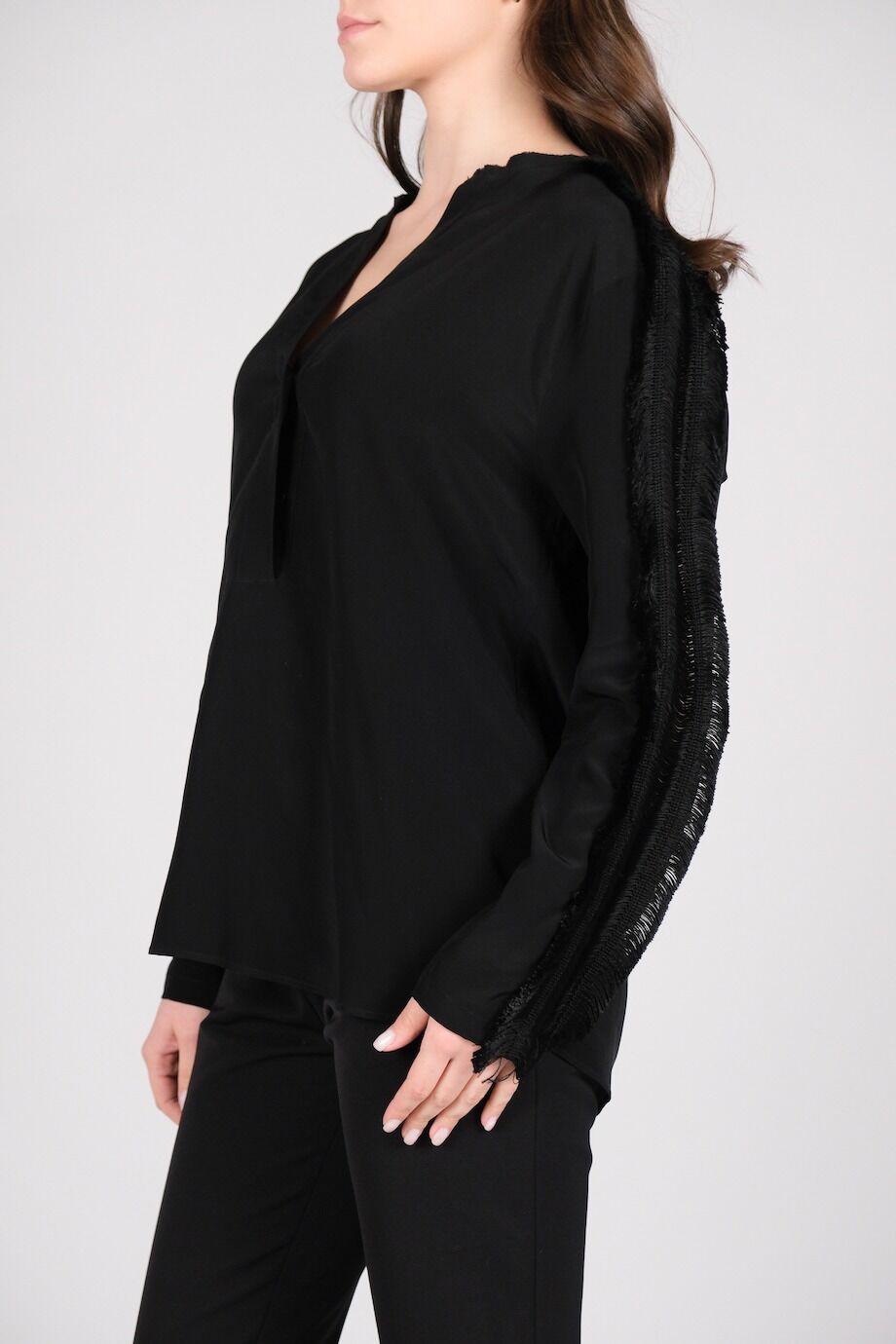 image 2 Шёлковая блуза чёрного цвета с бахромой