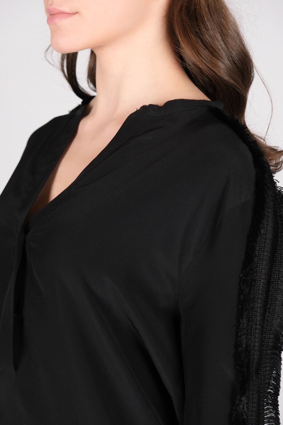 image 4 Шёлковая блуза чёрного цвета с бахромой