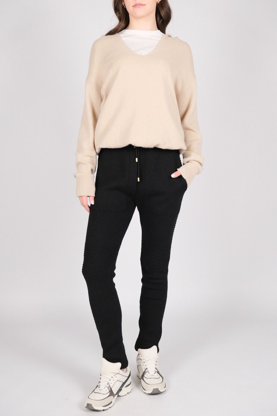 image 1 Трикотажные зауженные брюки черного цвета с манжетами