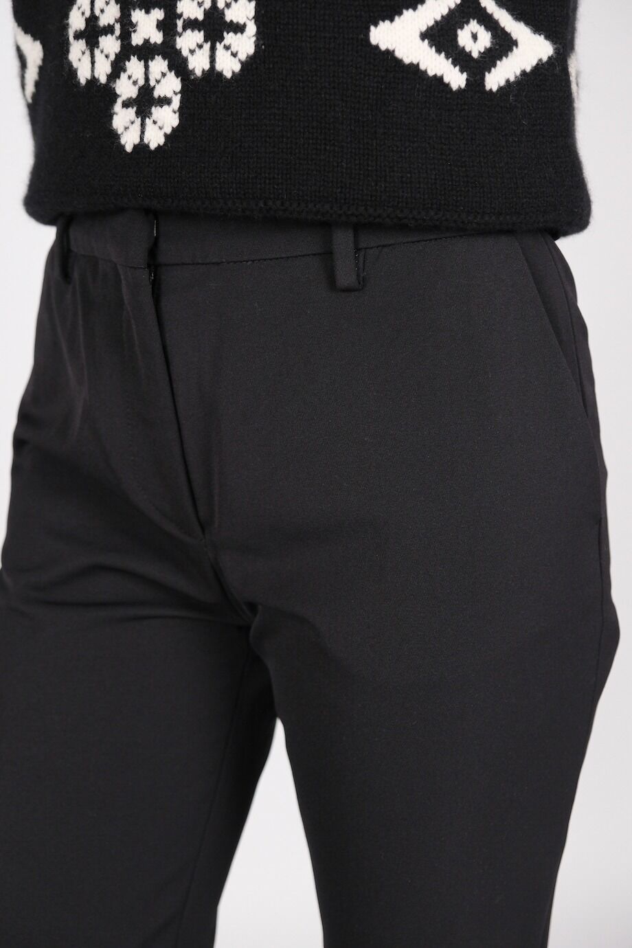 image 5 Брюки черного цвета с молниями и отворотами внизу