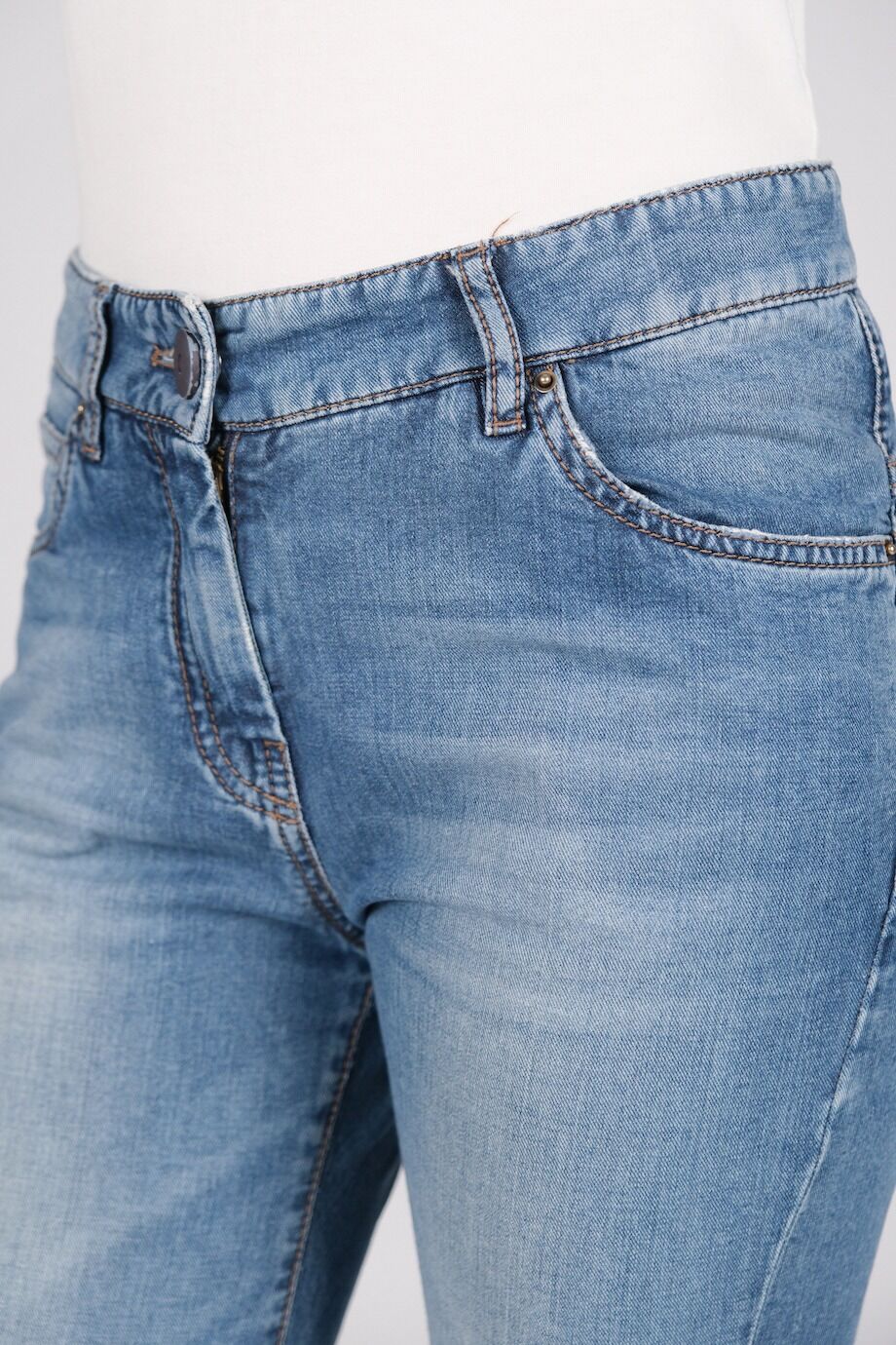 image 5 Джинсы синего цвета на средней посадке