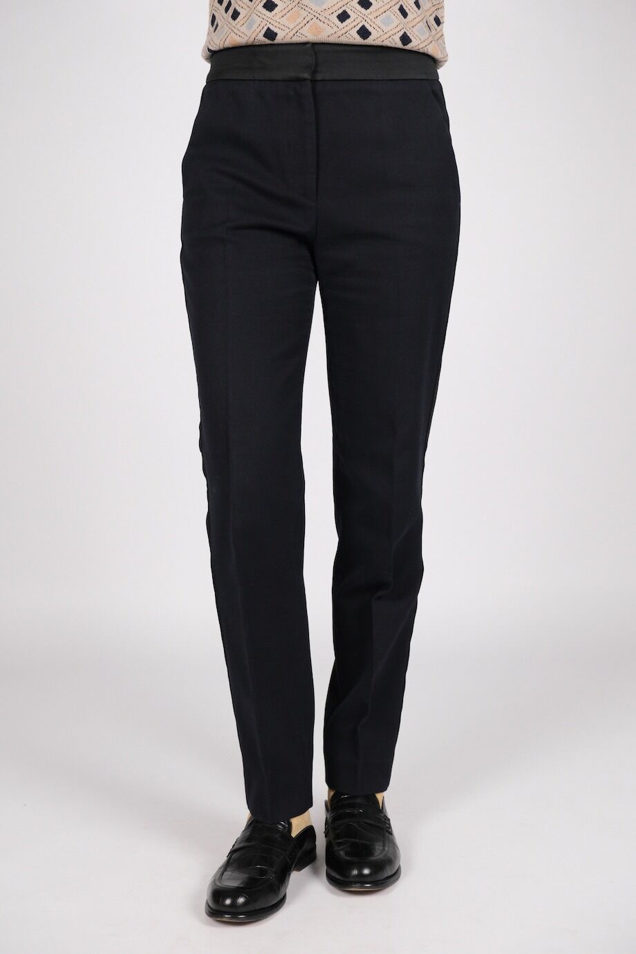 image 2 Хлопковые брюки темно-синего цвета с черными лампасами