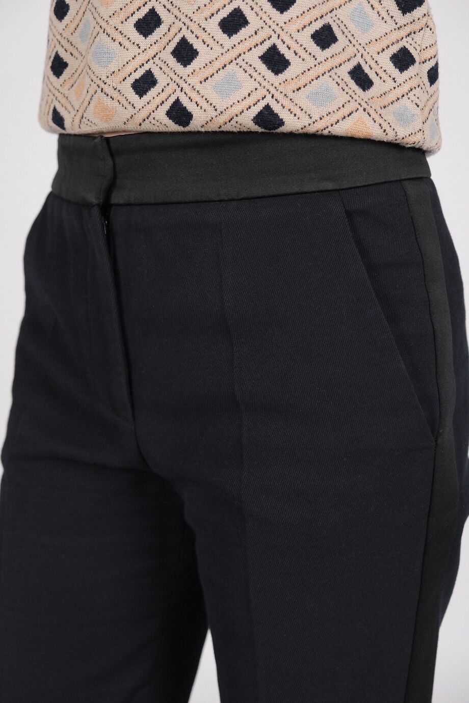 image 5 Хлопковые брюки темно-синего цвета с черными лампасами