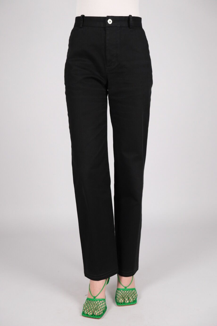 image 2 Хлопковые брюки черного цвета со стрелками и зеленой пуговицей