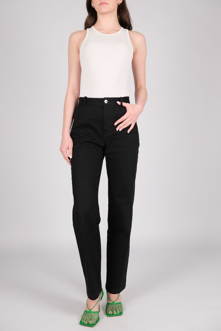 image 1 Хлопковые брюки черного цвета со стрелками и зеленой пуговицей