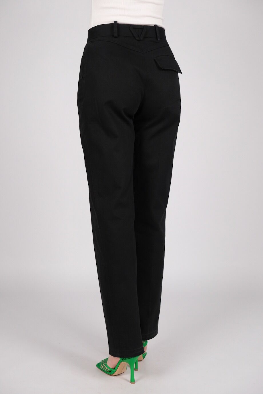 image 4 Хлопковые брюки черного цвета со стрелками и зеленой пуговицей