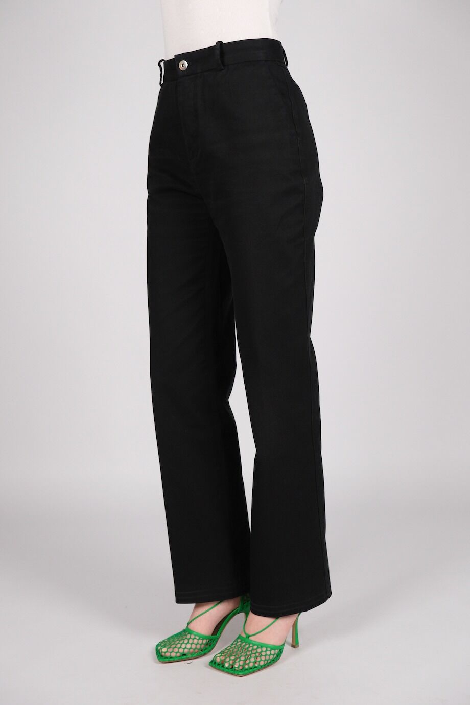 image 3 Хлопковые брюки черного цвета со стрелками и зеленой пуговицей
