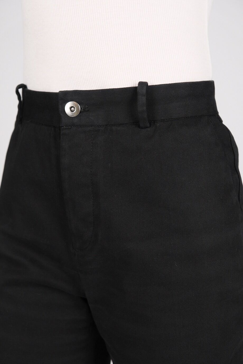 image 5 Хлопковые брюки черного цвета со стрелками и зеленой пуговицей