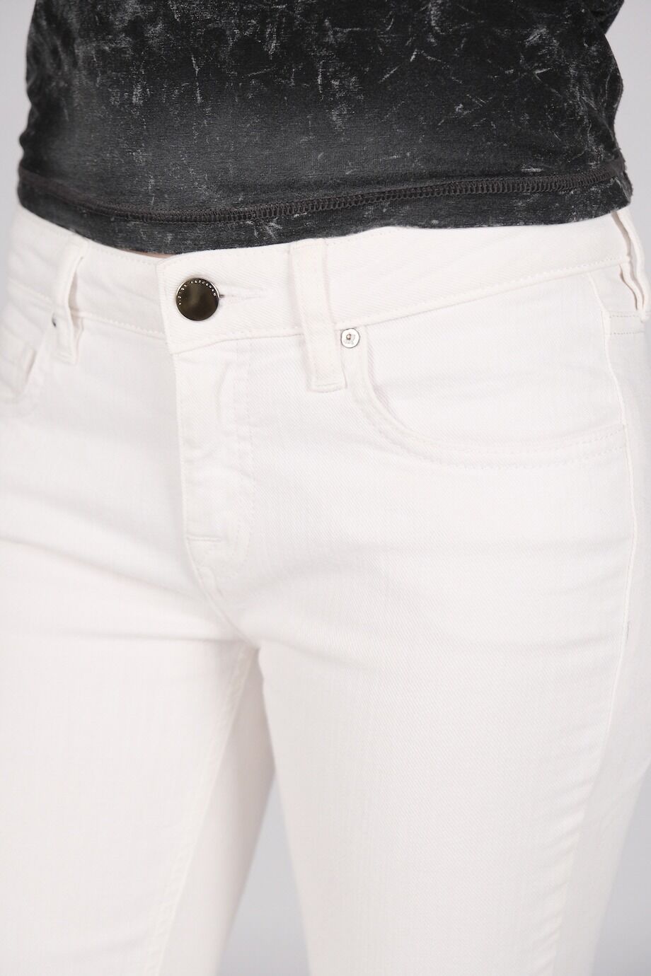 image 5 Джинсы скинни молочного цвета