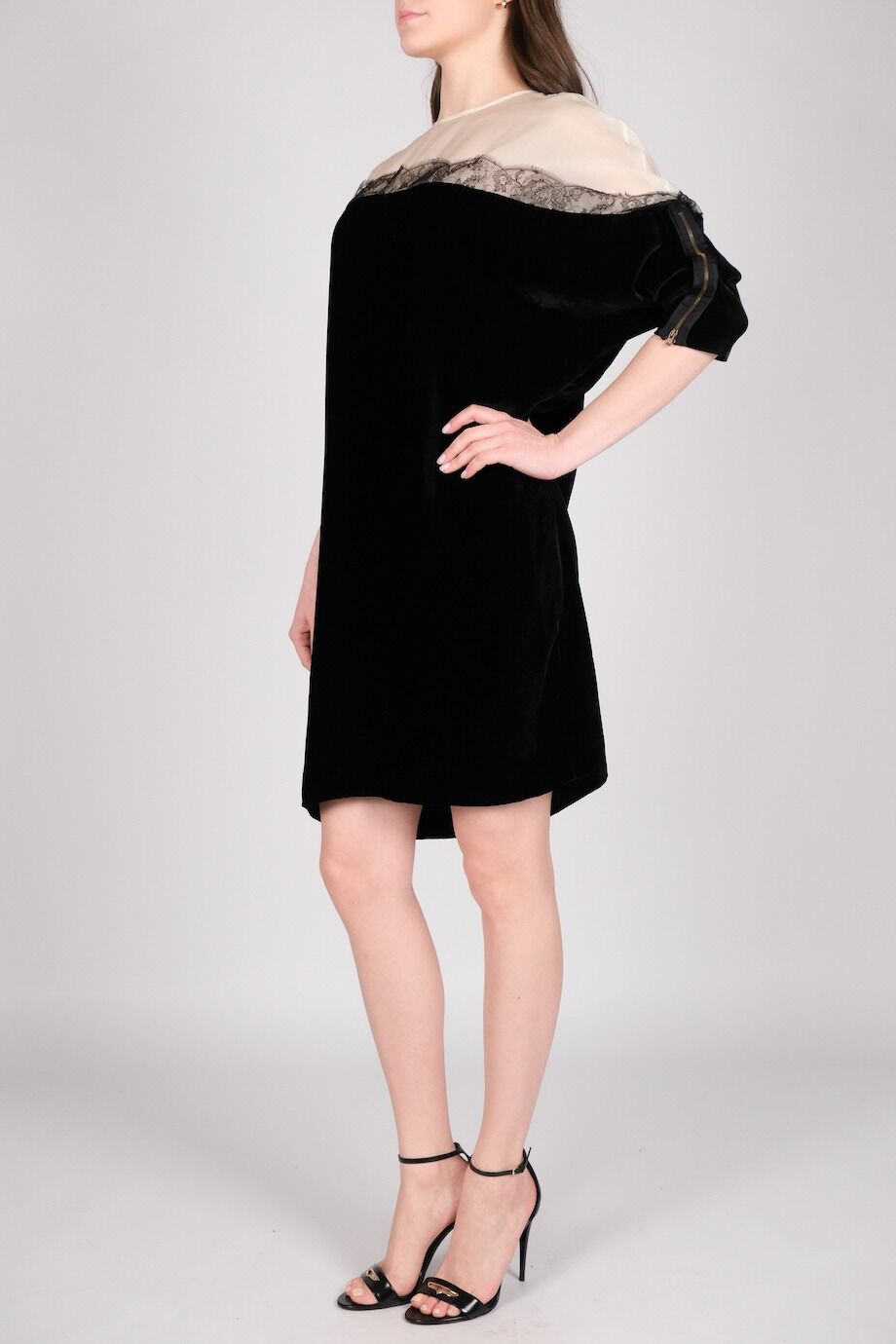 image 2 Платье бархатное черного цвета с белым верхом и кружевным декором