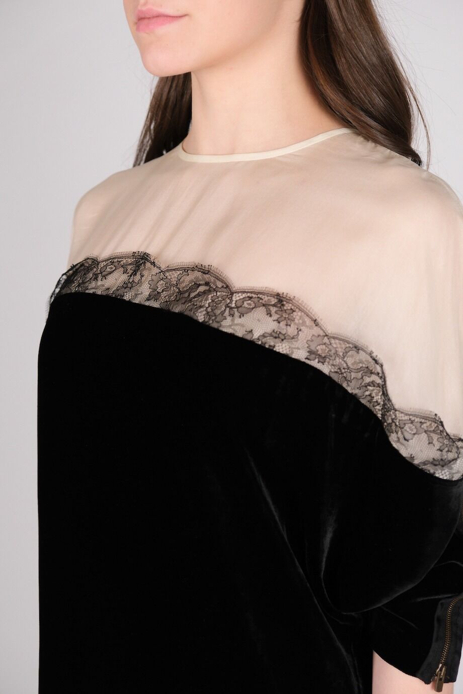 image 4 Платье бархатное черного цвета с белым верхом и кружевным декором