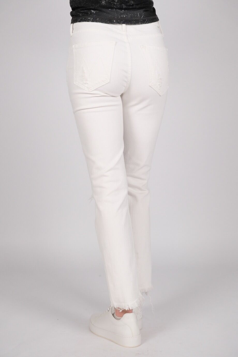 image 4 Джинсы белого цвета с прорезями на коленях
