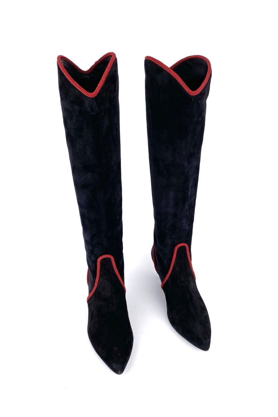image 2 Замшевые сапоги чёрного цвета с красным кантом
