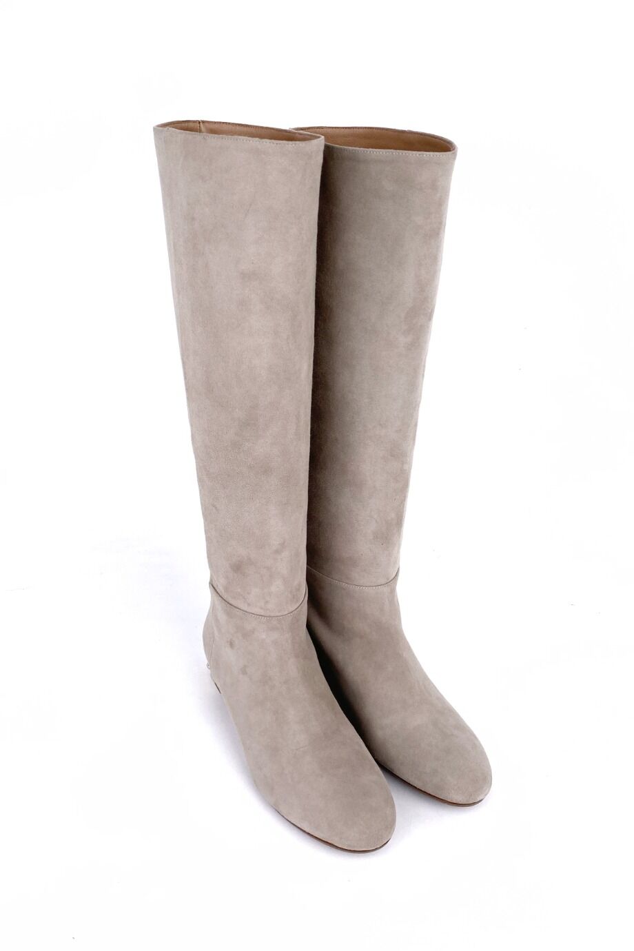 image 1 Замшевые сапоги бежевого цвета с декором на каблуке