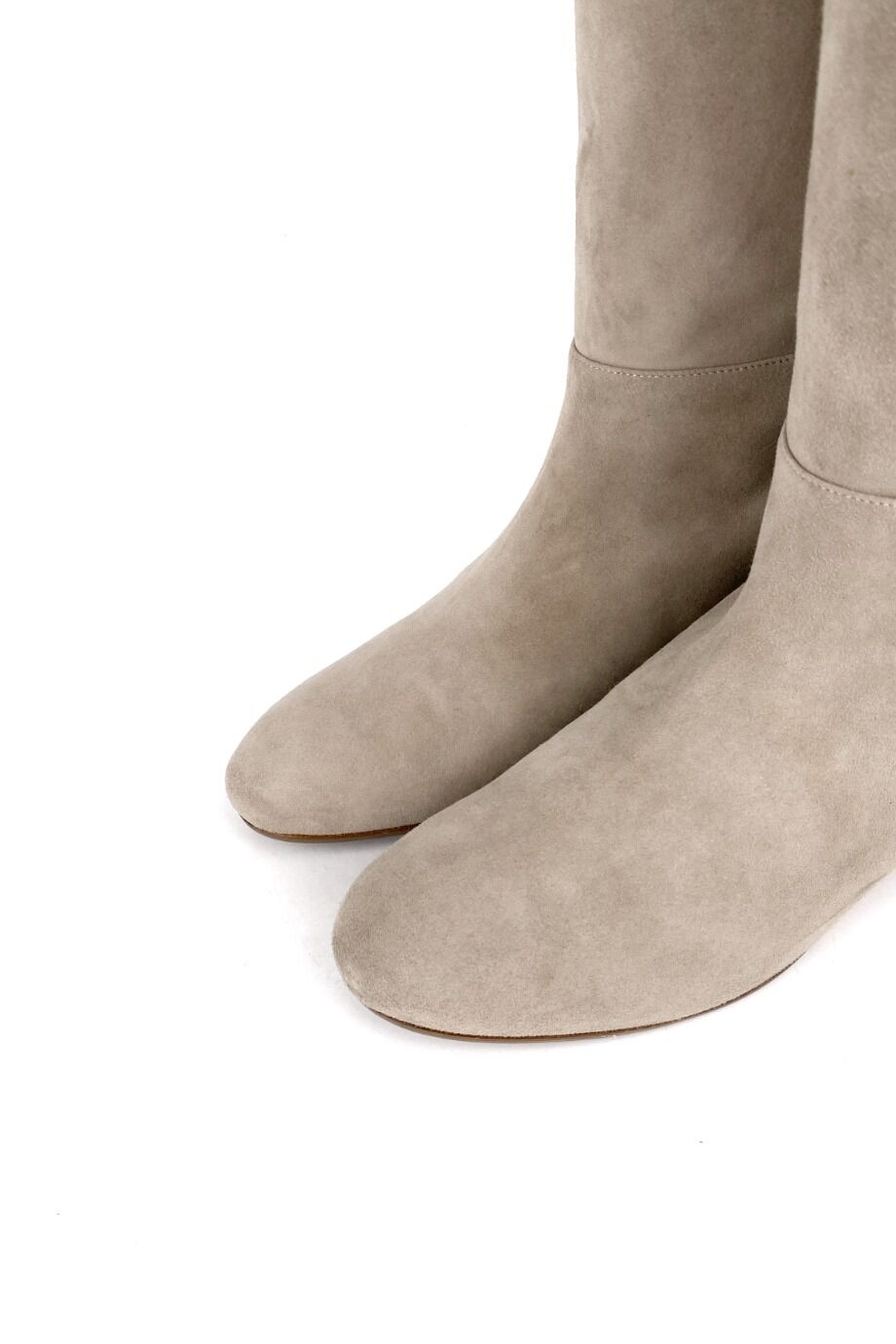 image 3 Замшевые сапоги бежевого цвета с декором на каблуке