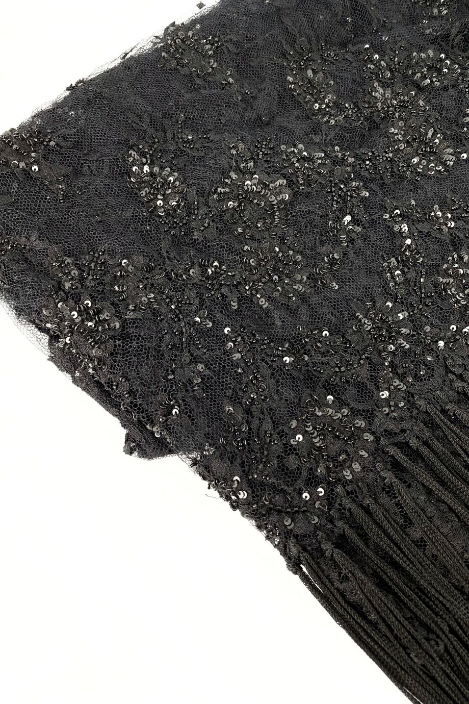 image 2 Шаль чёрного цвета из кружева с бахромой и вышивкой бисером