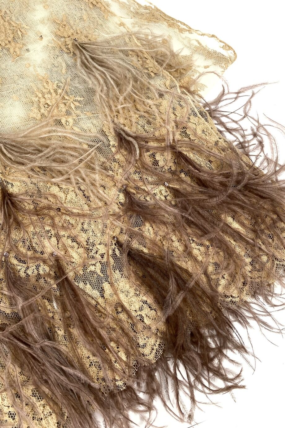 image 2 Шаль из кружева бежевого цвета с декором из перьев