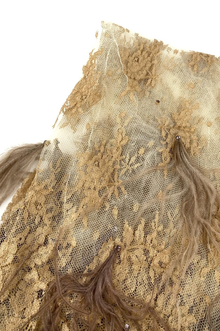 image 3 Шаль из кружева бежевого цвета с декором из перьев