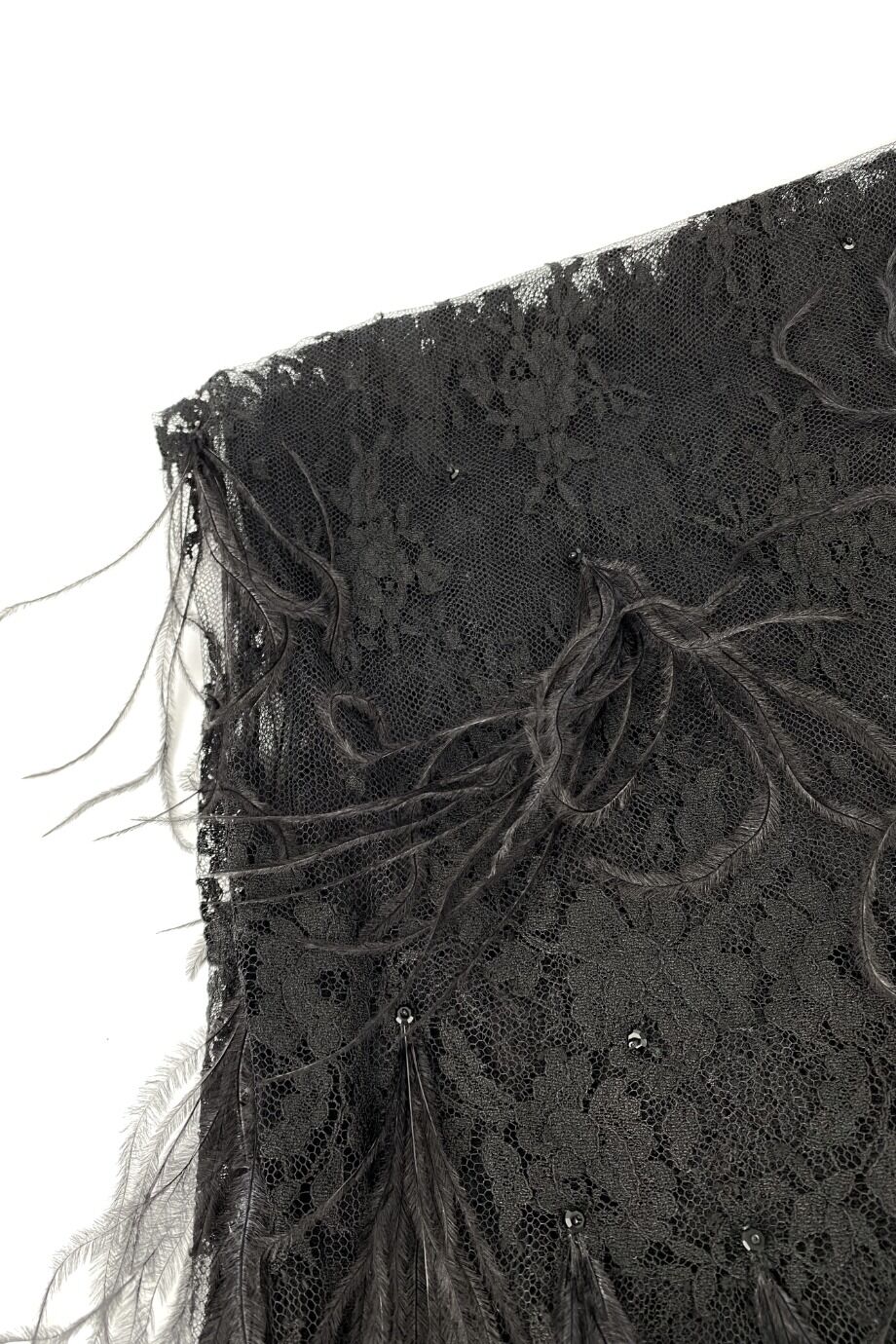image 2 Шаль из кружева черного цвета с декором из перьев