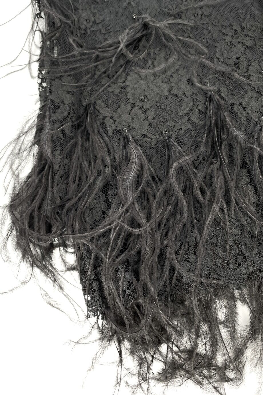 image 3 Шаль из кружева черного цвета с декором из перьев