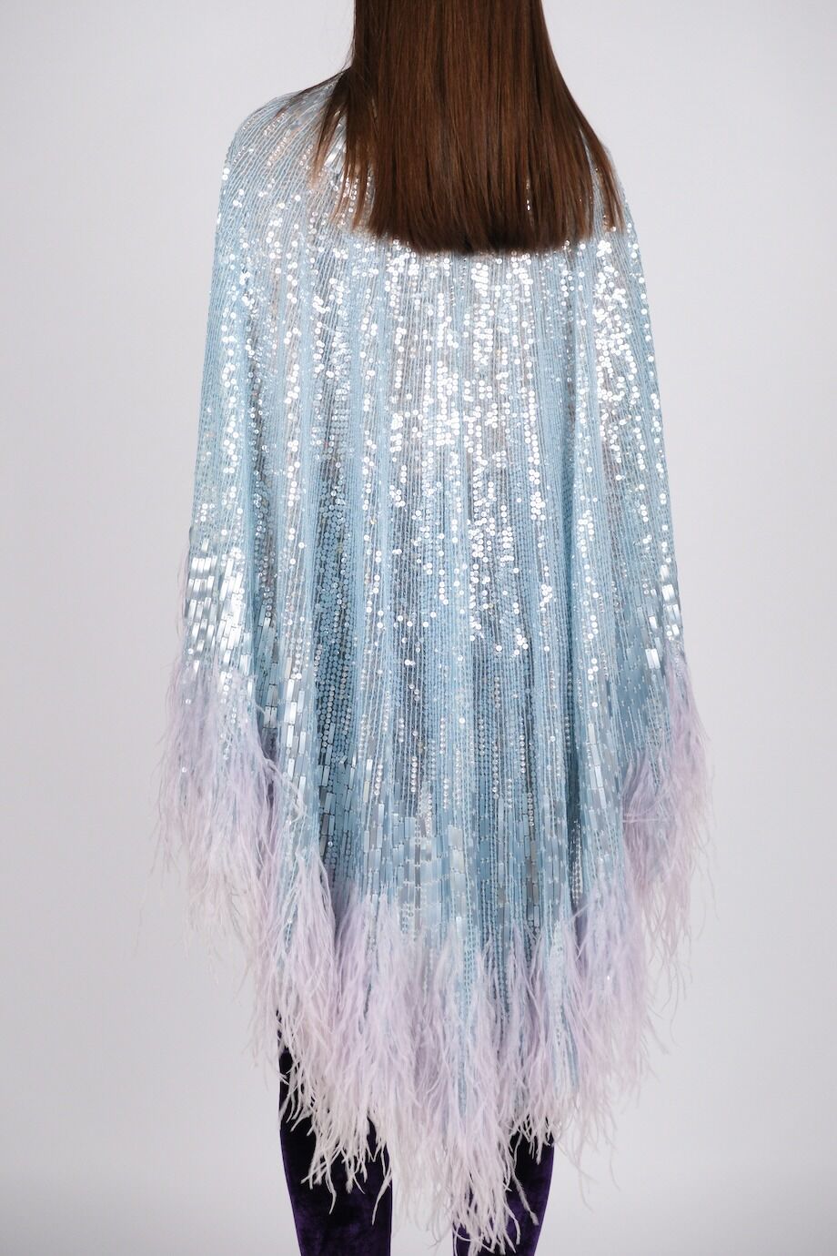 image 3 Накидка с декором из пайеток и перьев голубого цвета