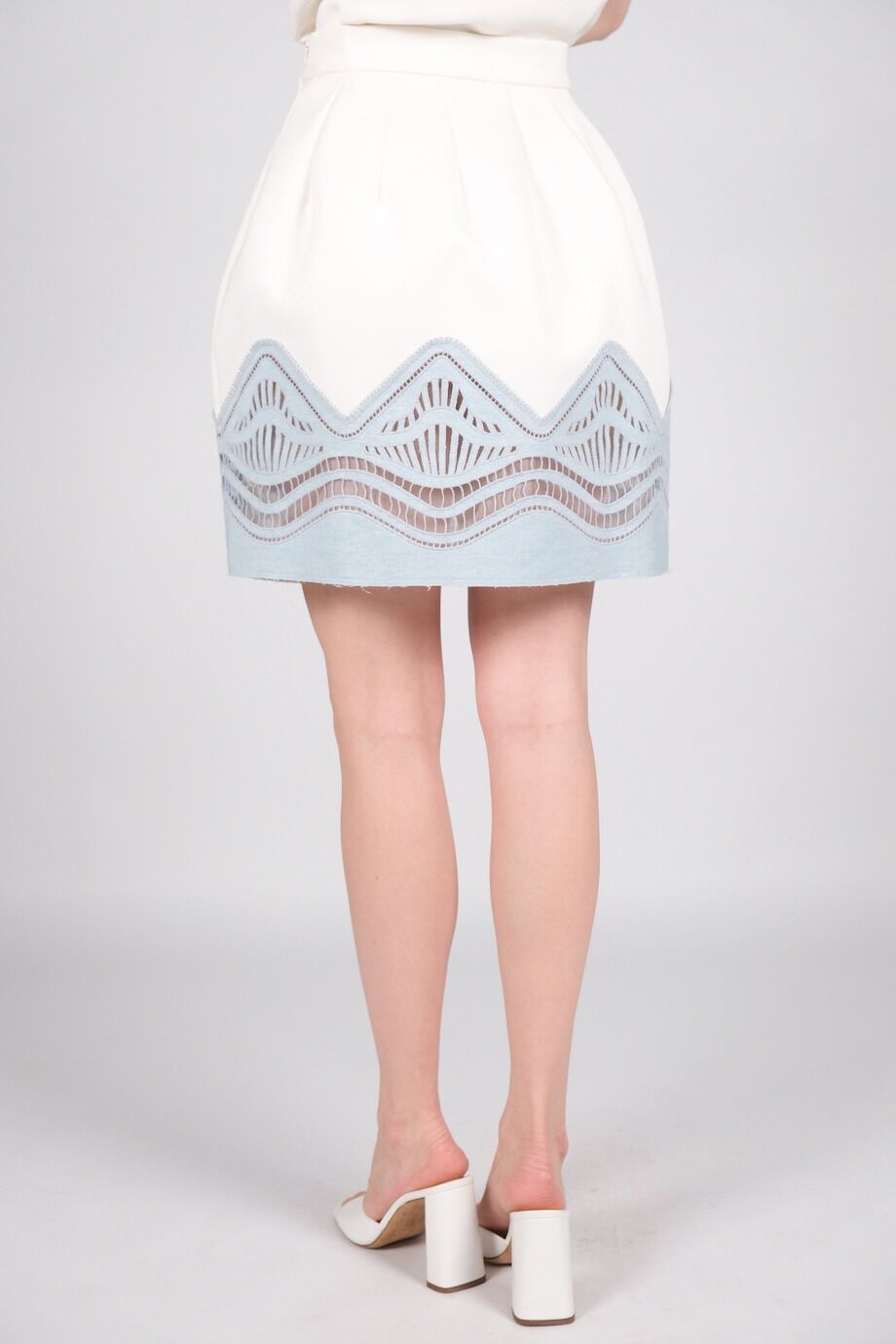 image 4 Юбка белого цвета с голубым шитьем на подоле