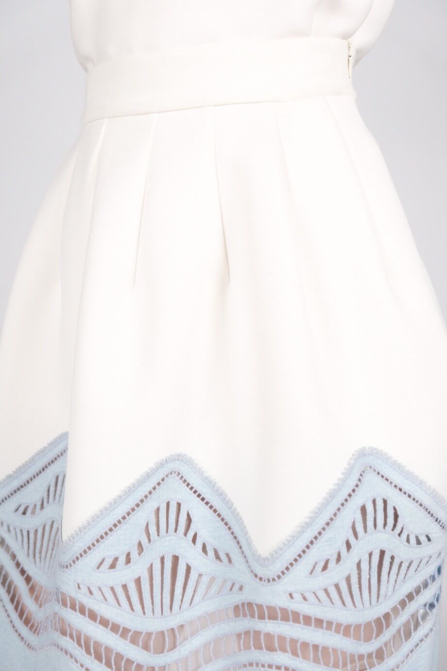 image 5 Юбка белого цвета с голубым шитьем на подоле
