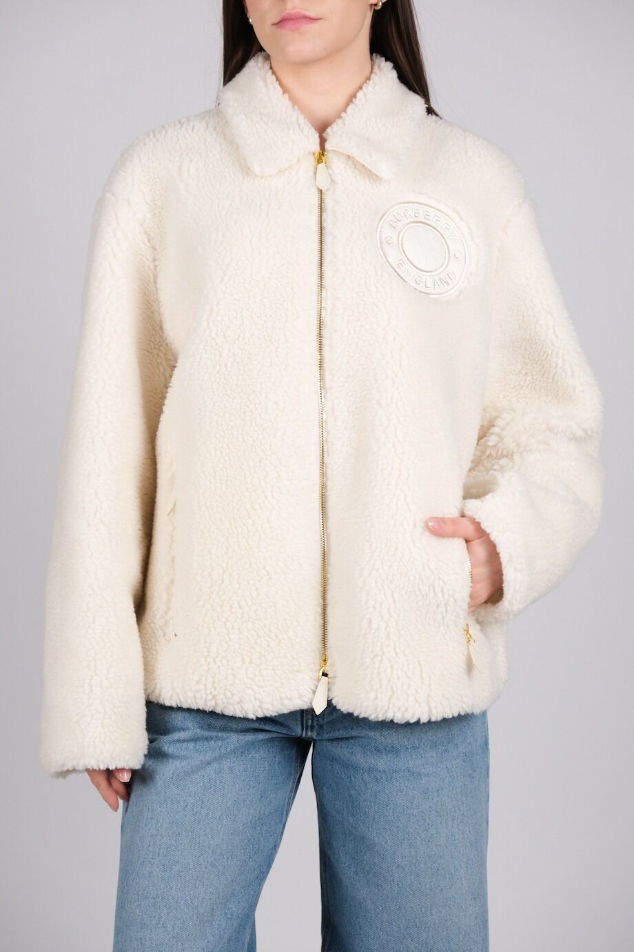 image 1 Меховая куртка молочного цвета с эмблемой