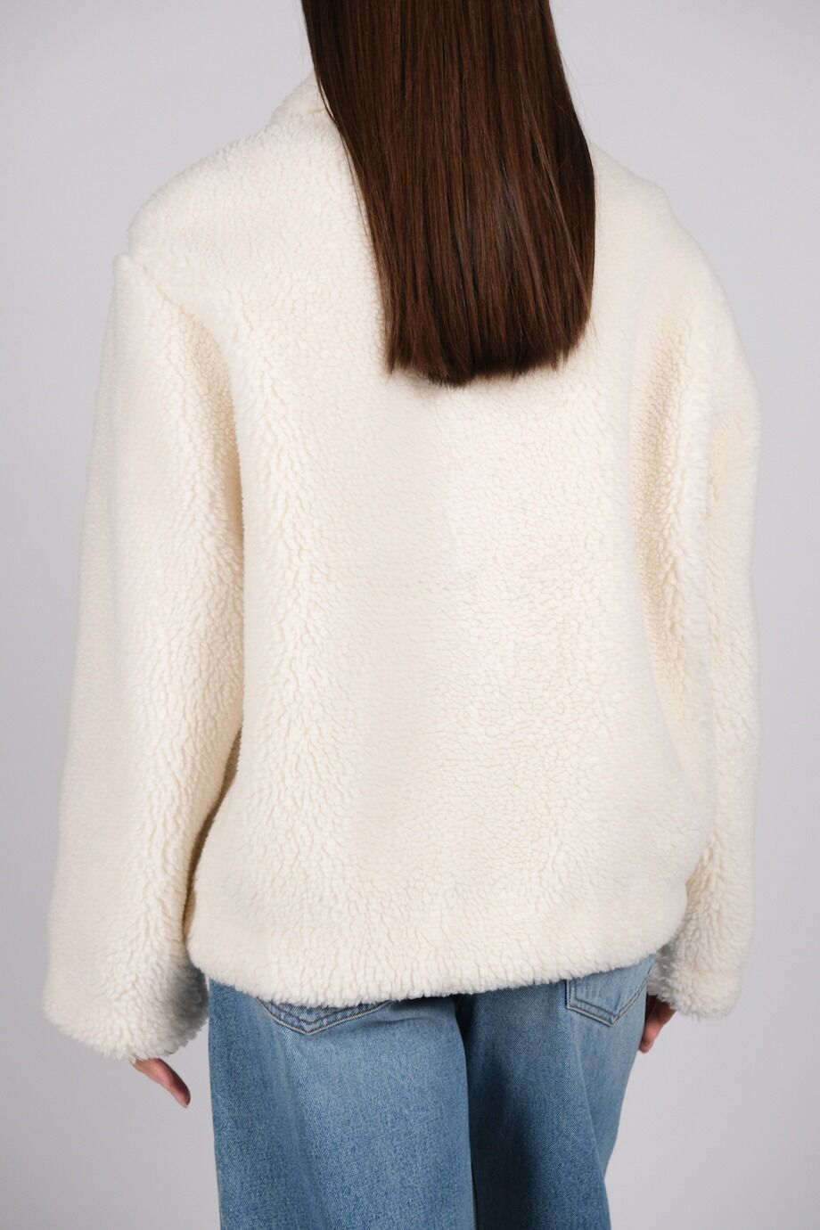 image 3 Меховая куртка молочного цвета с эмблемой