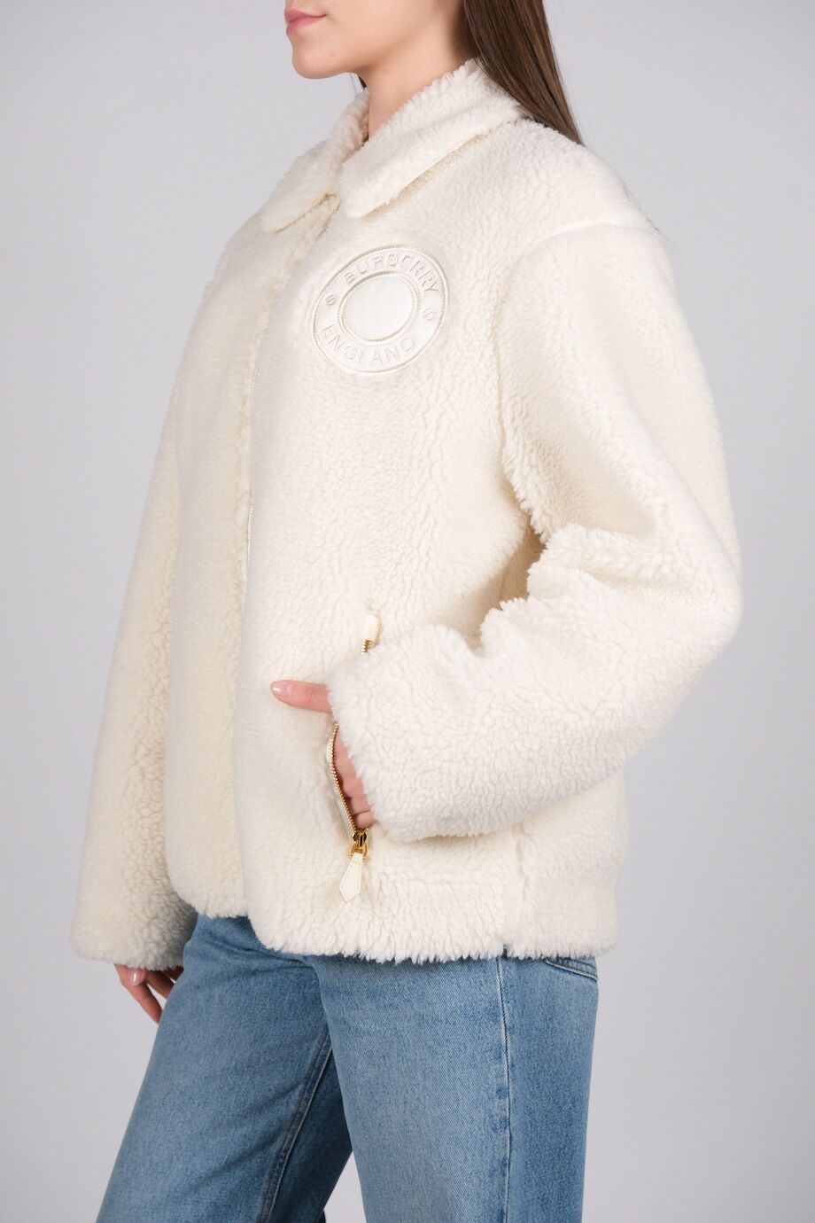image 2 Меховая куртка молочного цвета с эмблемой