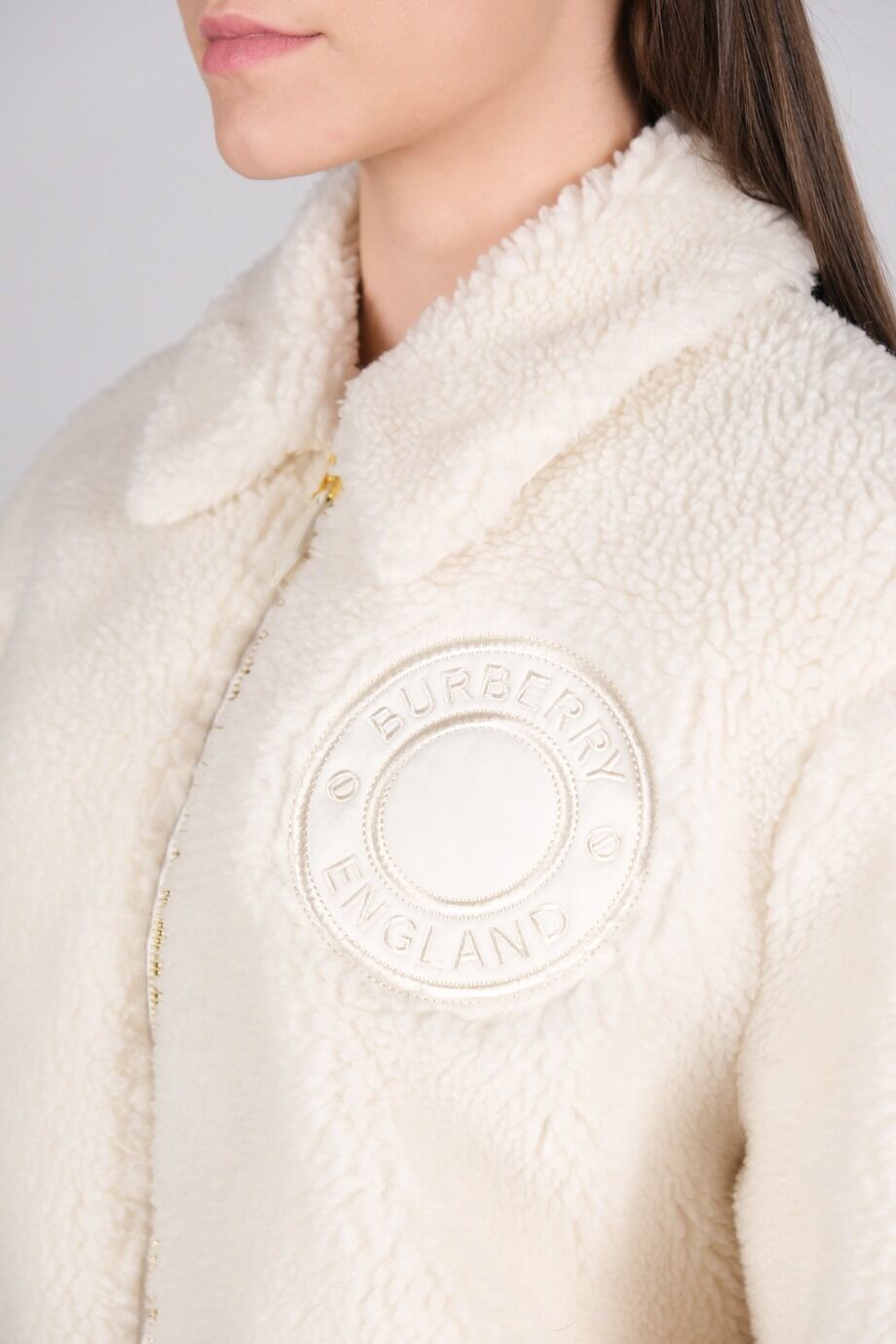 image 4 Меховая куртка молочного цвета с эмблемой