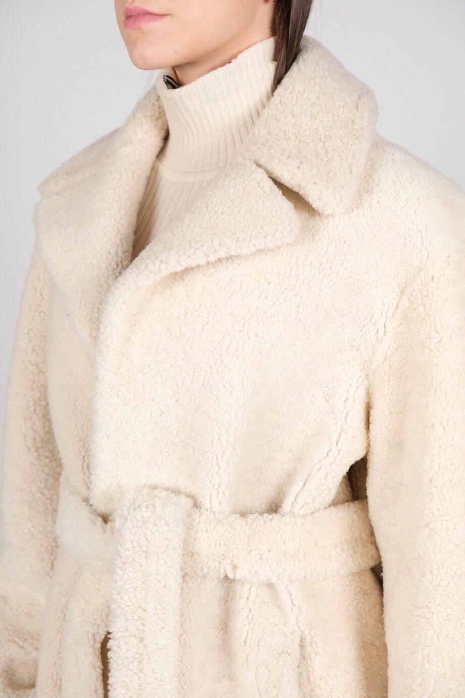 image 4 Дубленка молочного цвета с английским воротником