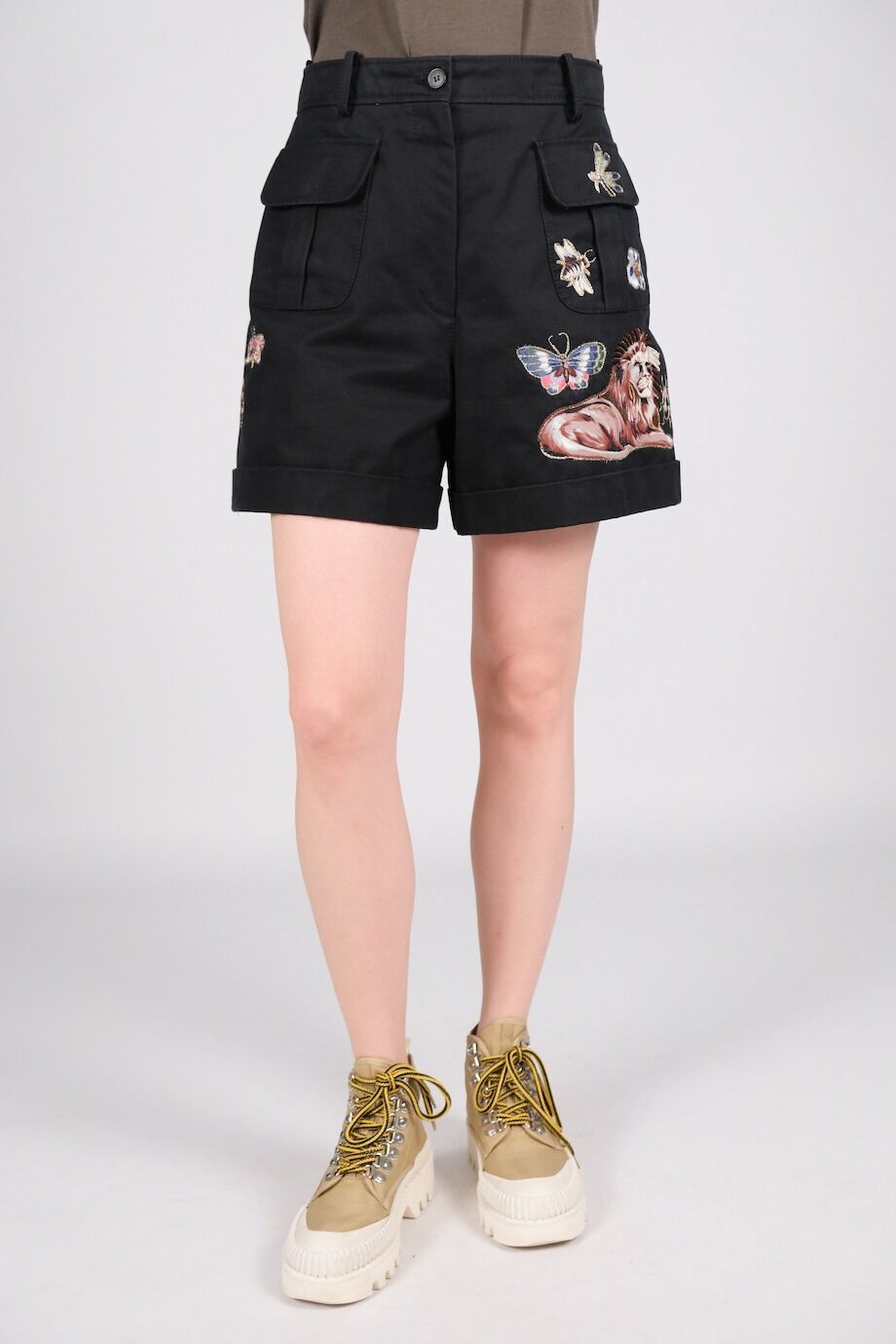 image 2 Шорты черного цвета с вышивкой и накладными карманами