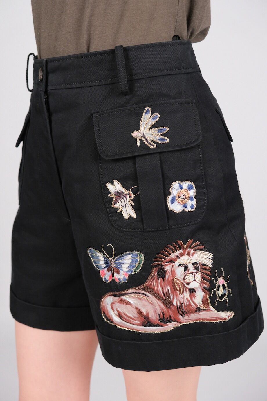 image 5 Шорты черного цвета с вышивкой и накладными карманами