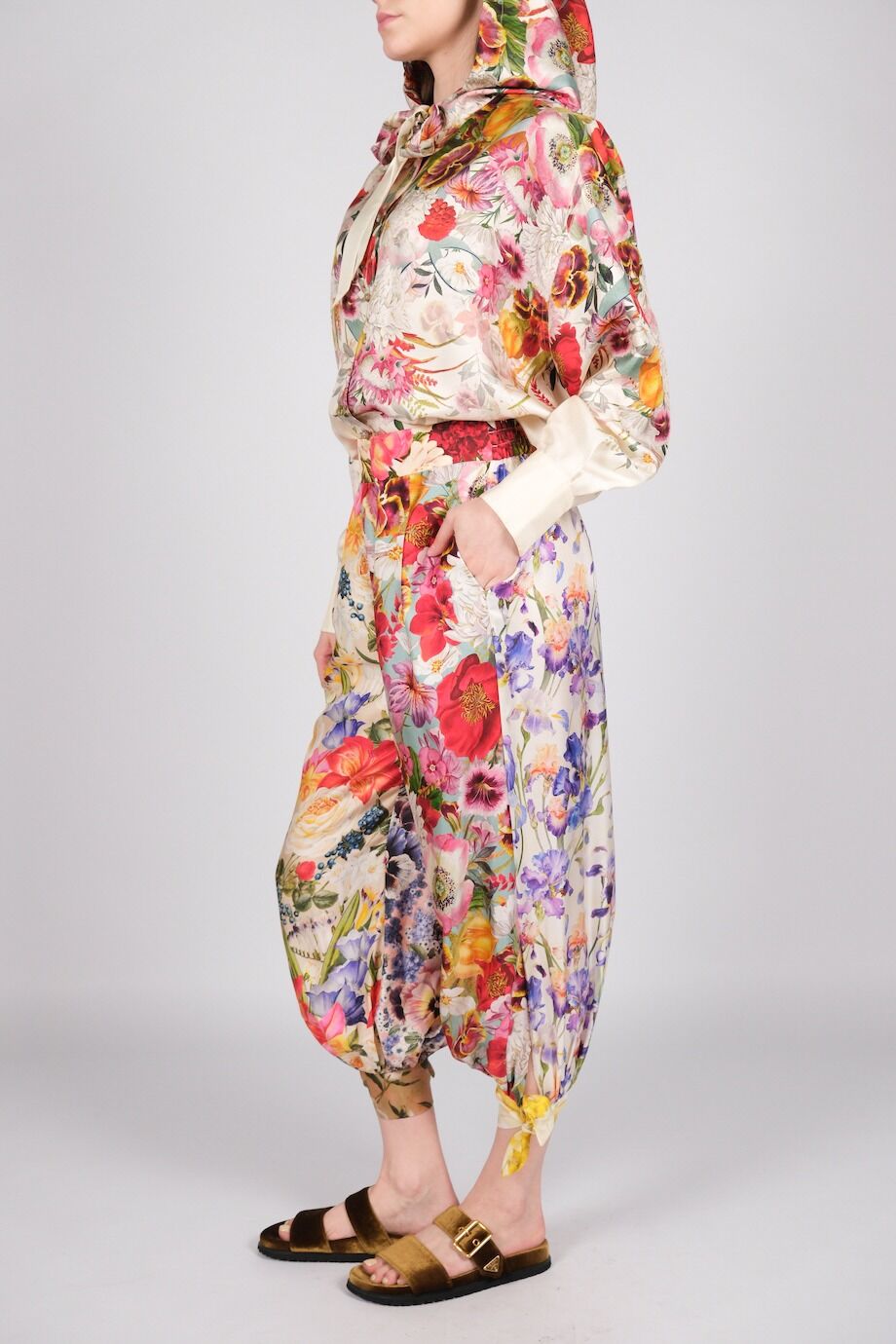 image 2 Шёлковый брючный костюм с цветочным принтом