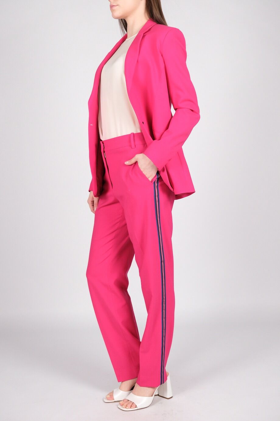 image 2 Брючный костюм розового цвета с лампасами