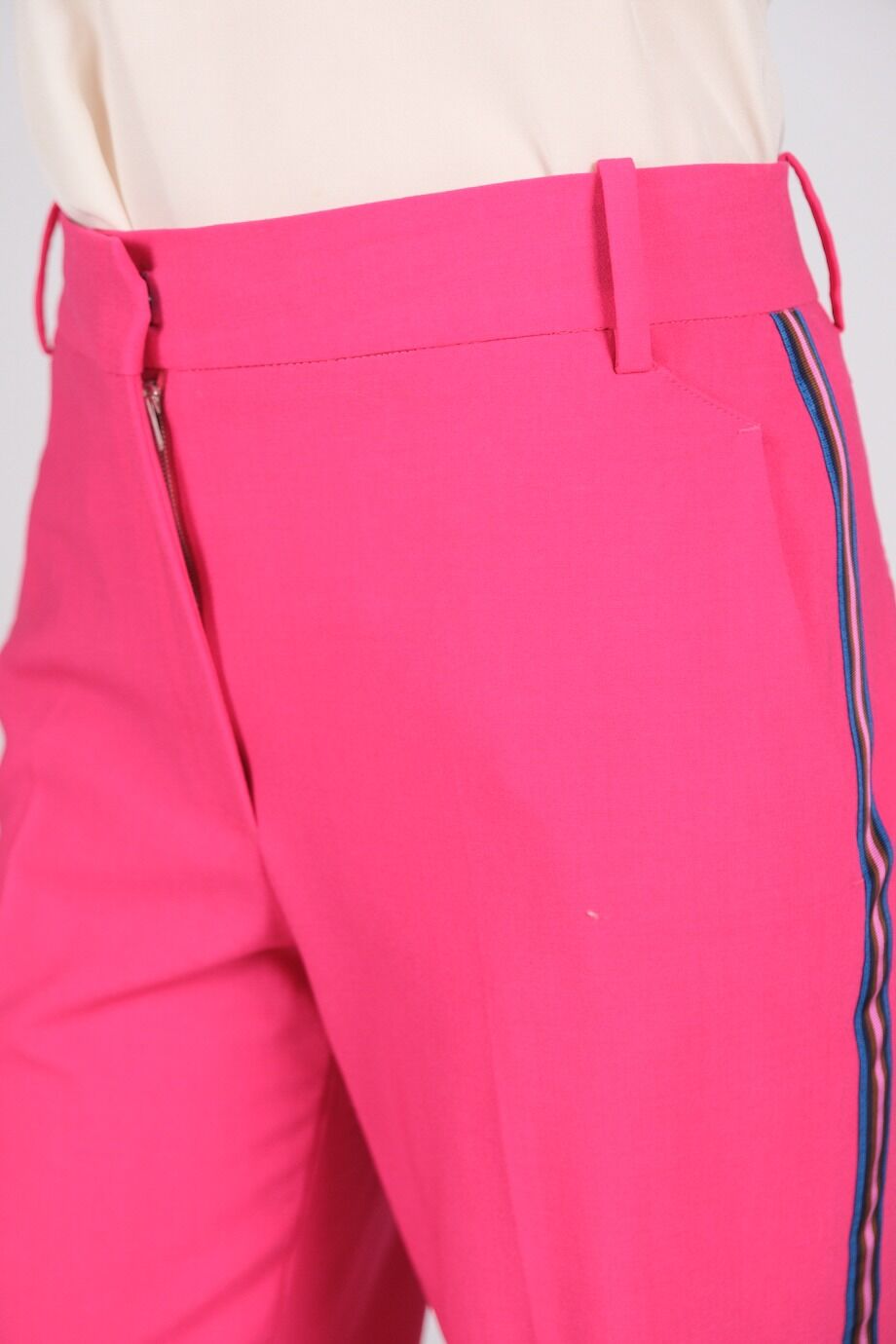 image 8 Брючный костюм розового цвета с лампасами