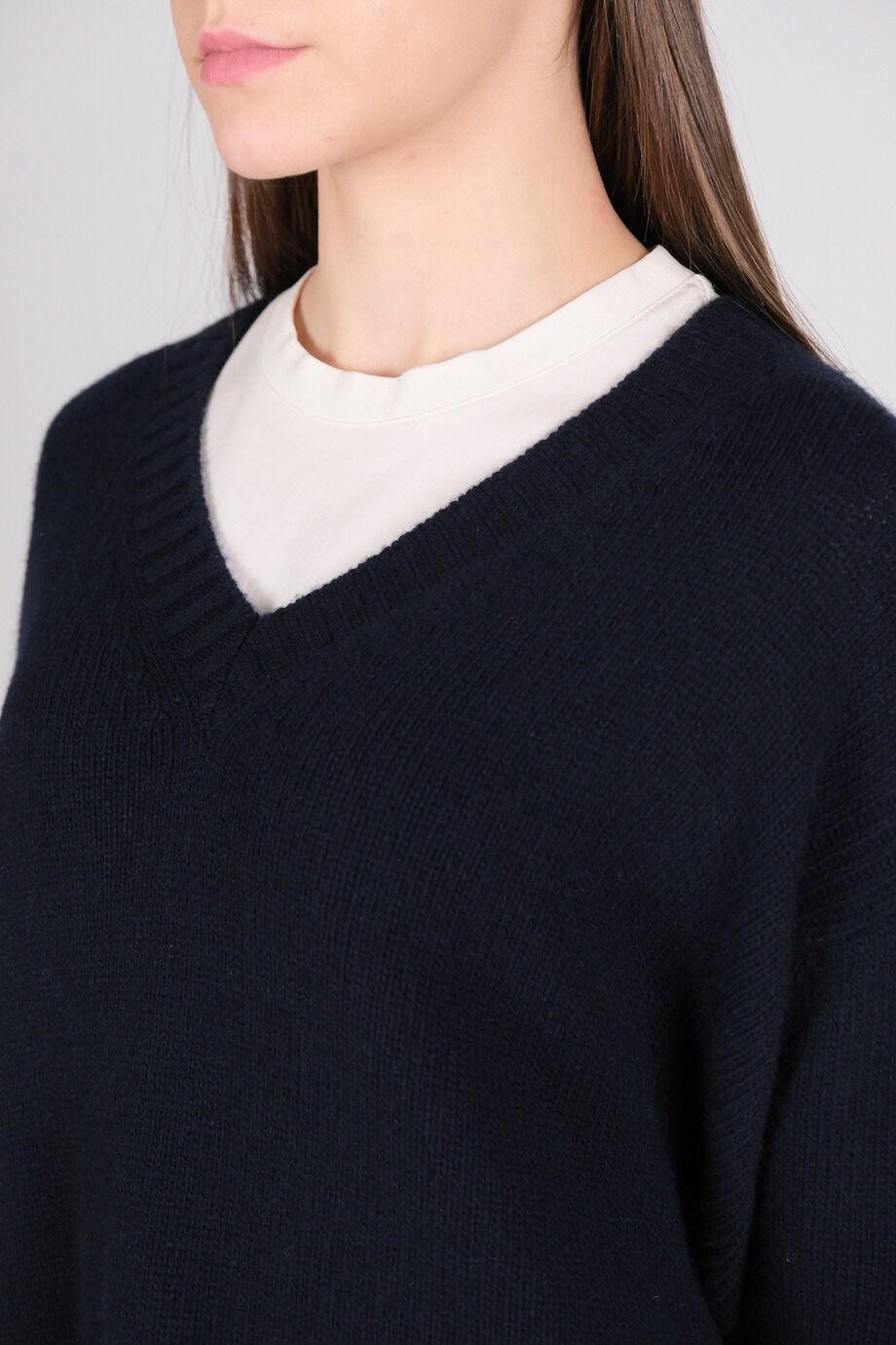 image 4 Свитер синего цвета с V-образным вырезом