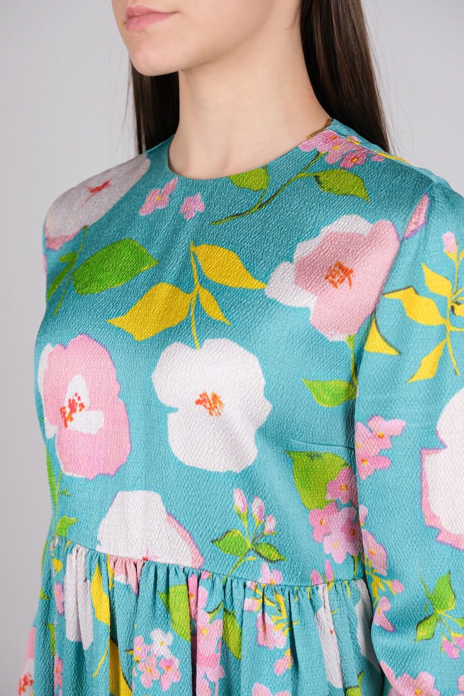 image 4 Платье голубого цвета с цветочным принтом