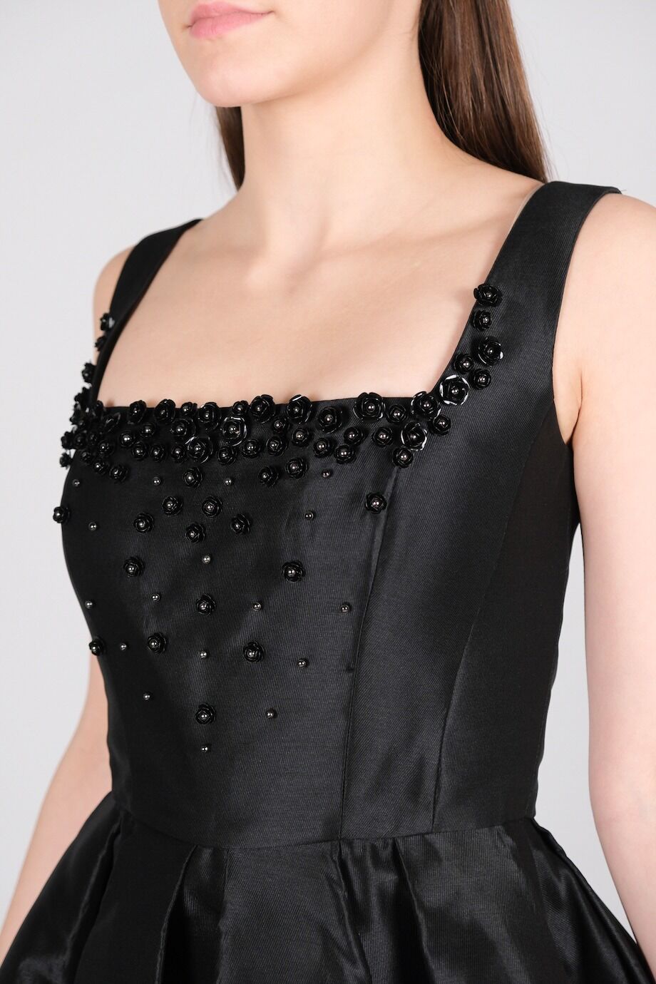 image 3 Платье черного цвета с декором на декольте