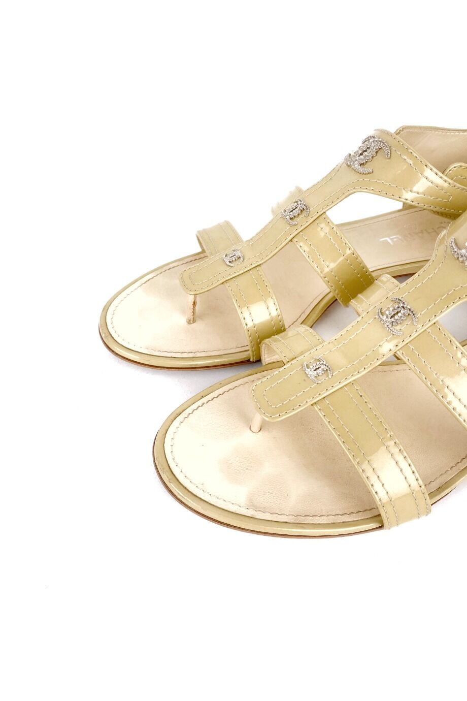 image 3 Сандалии сливочного цвета из лаковой кожи