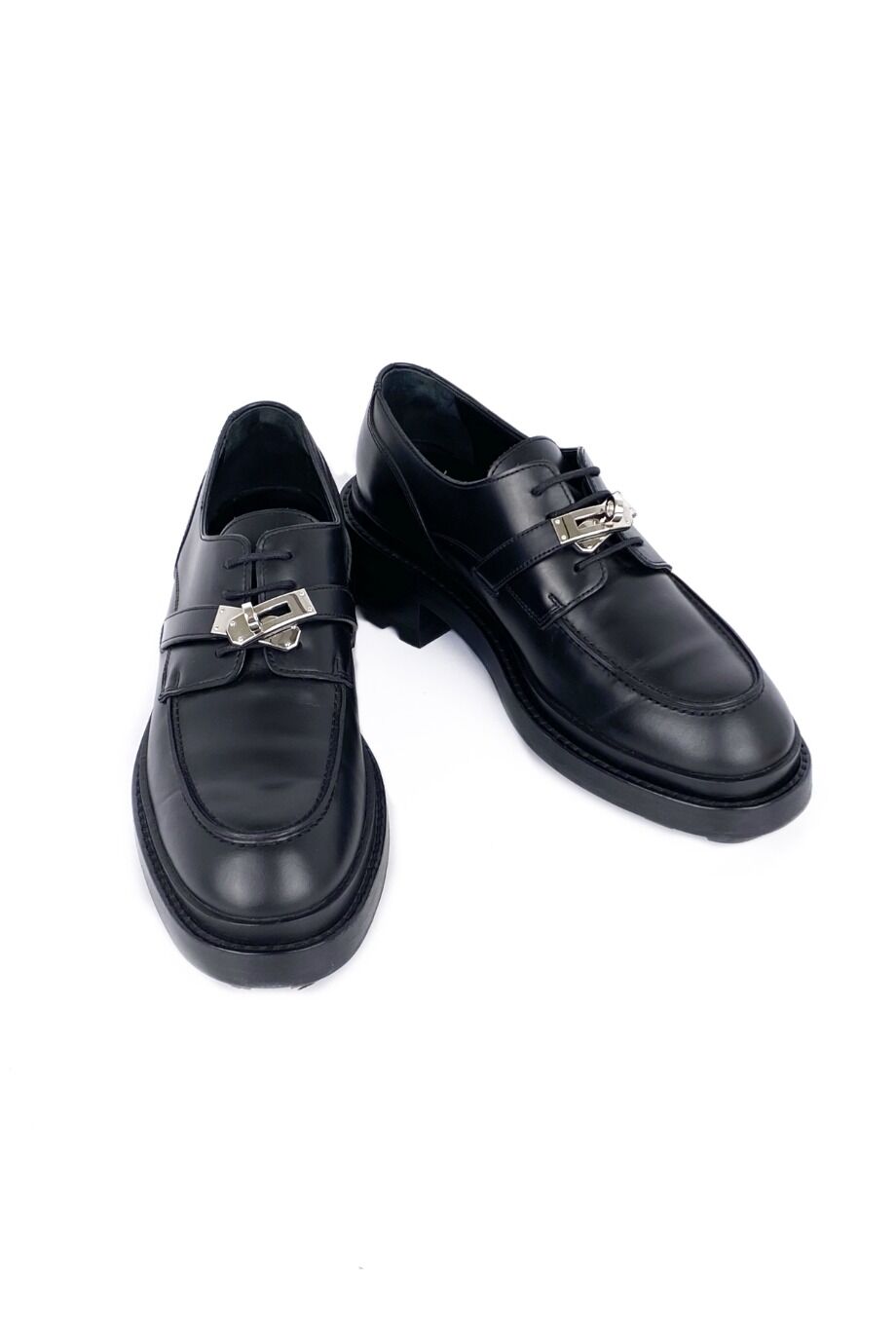 image 2 Ботинки черного цвета с металлическим декором