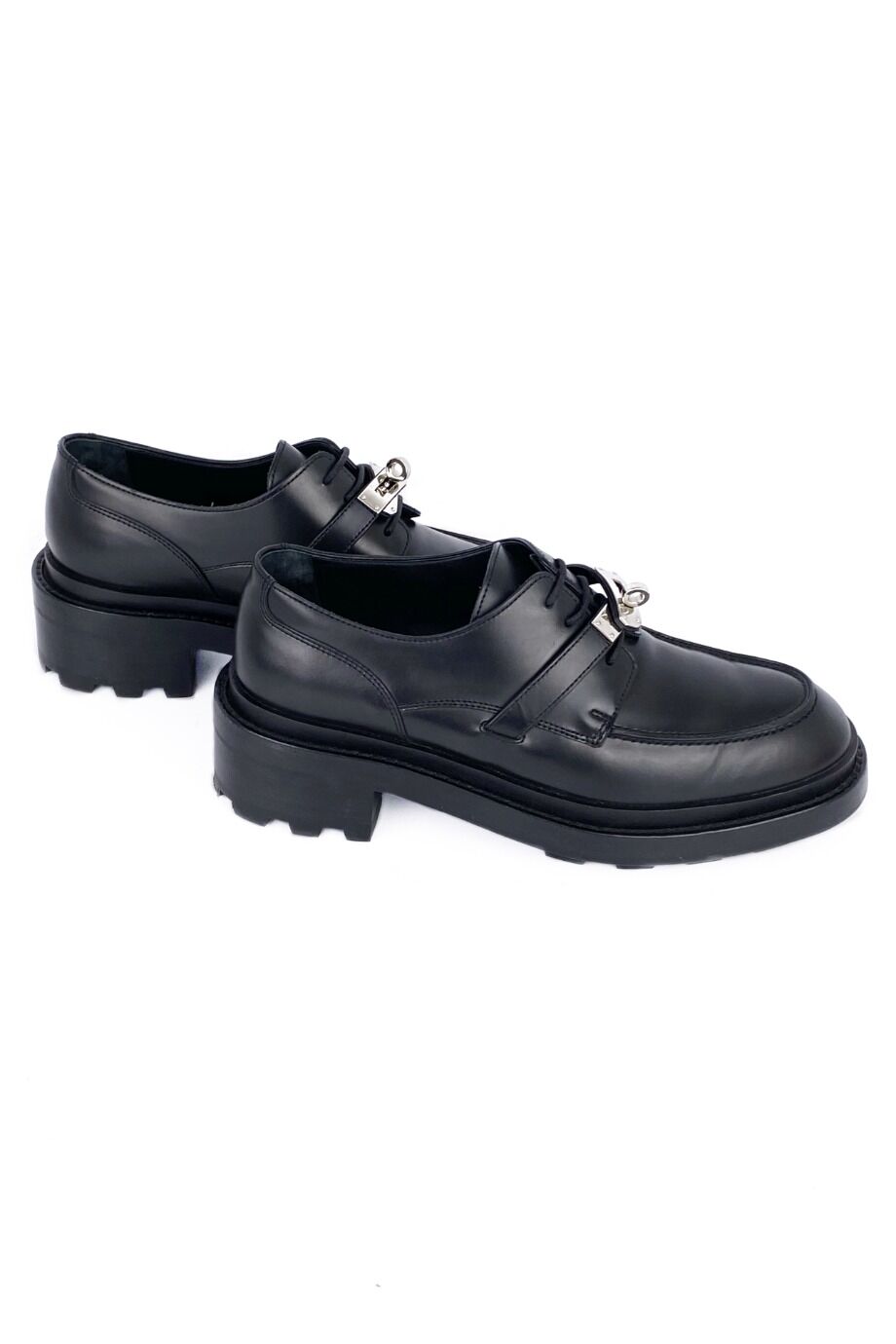 image 5 Ботинки черного цвета с металлическим декором