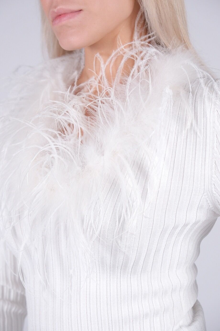 image 4 Топ белого с длинным рукавом и декором из перьев